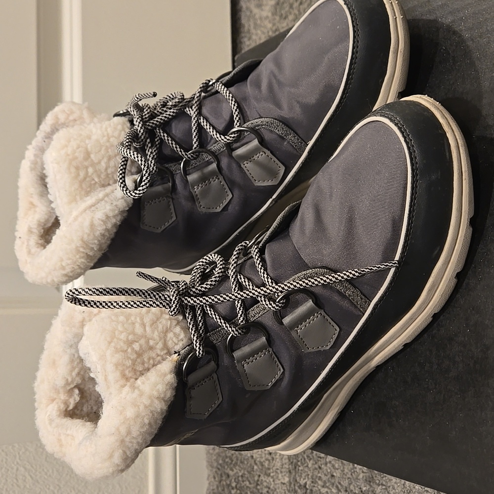 Sorel waterproof boots - size 9
